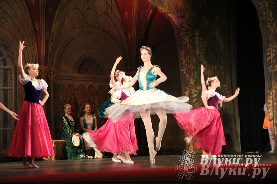 Московский театр «Корона Русского Балета» представил великолучанам балет «Лебединое озеро»