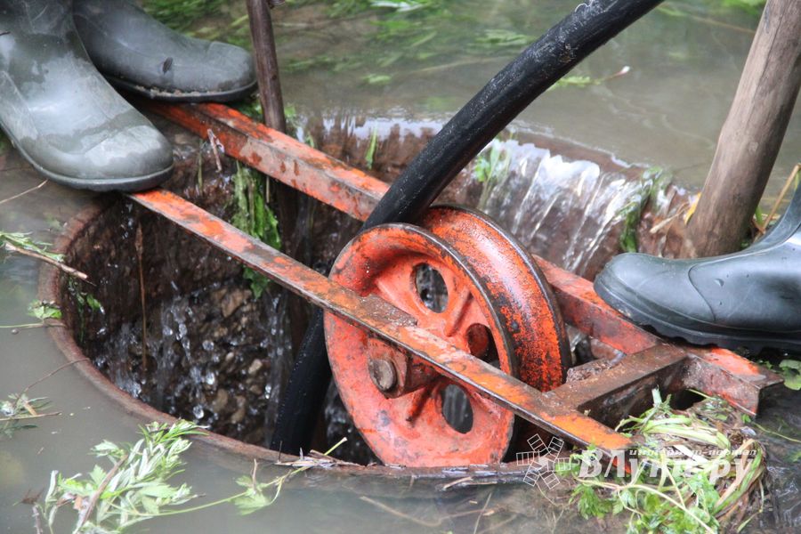В Великих Луках устраняют серьёзную аварию в сетях канализации (ФОТО)