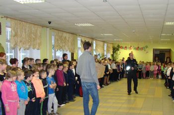 Учащимся младших классов Стругокрасненского района вручили светоотражатели (ФОТО)