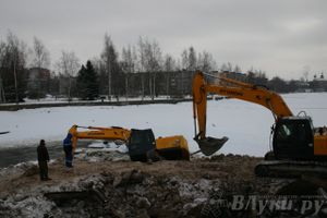 Падение экскаватора в воду рабочие назвали «штатной ситуацией»