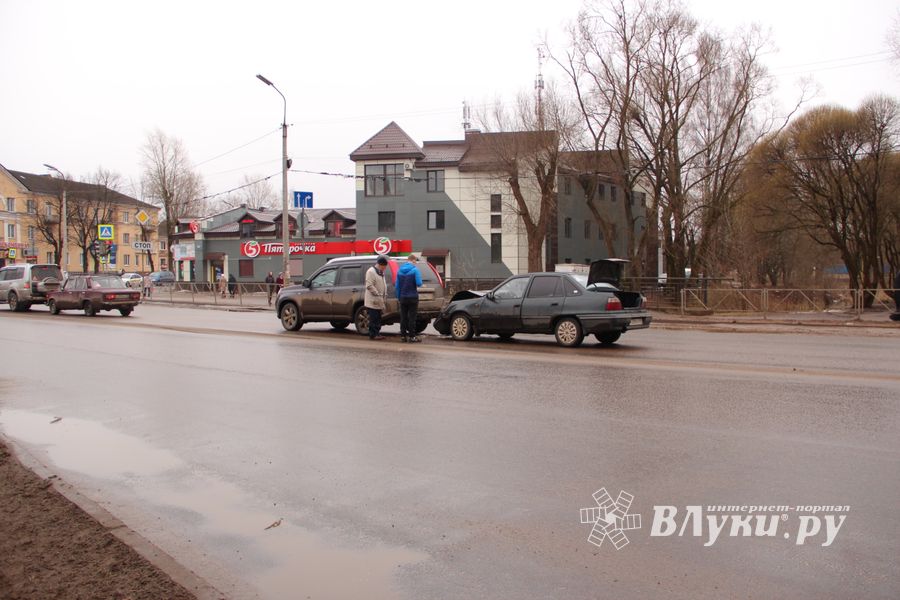 На проспекте Гагарина в Великих Луках произошло ДТП (ФОТО)