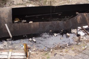 В Псковской области устанавливаются обстоятельства гибели женщины, обнаруженной в канаве с мазутом (фото)