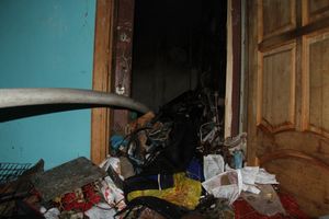 Фоторепортаж: пожар на Зверева в Великих Луках (ФОТО 18+)