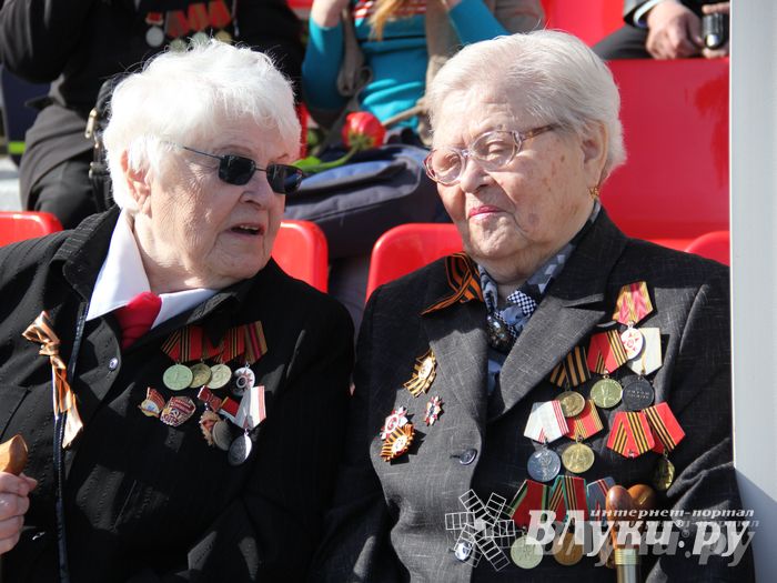 Парад Победы в Великих Луках (фото)