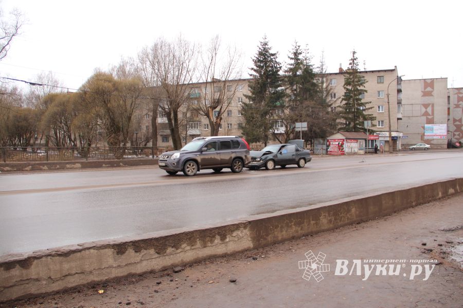 На проспекте Гагарина в Великих Луках произошло ДТП (ФОТО)