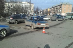 В Великих Луках водитель сбил на остановке женщину и ребенка (ФОТО)