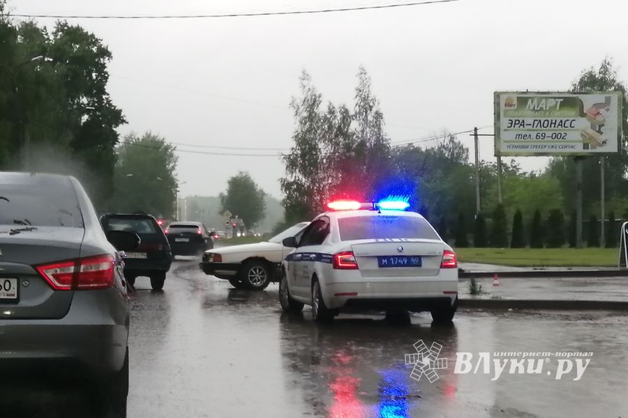 Из-за ДТП на Дружбе затруднено движение (ФОТО)