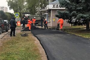 В Великих Луках на ул. Вокзальной ремонтируют тротуар (ФОТО)