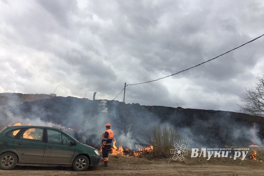 ФОТОФАКТ: В Великих Луках горит путепровод
