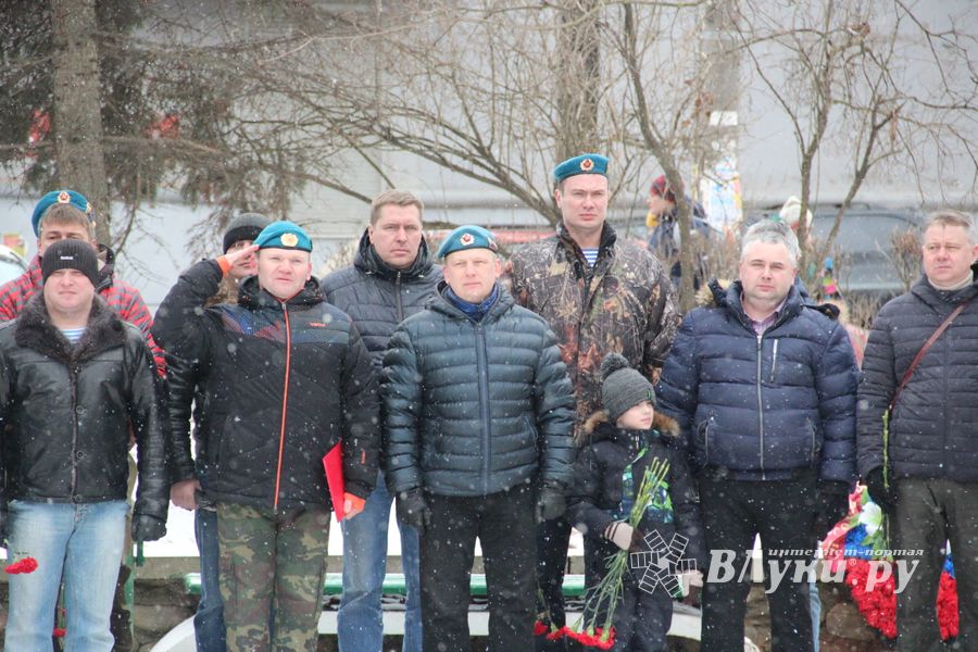 Великолучане почтили память героев-десантников