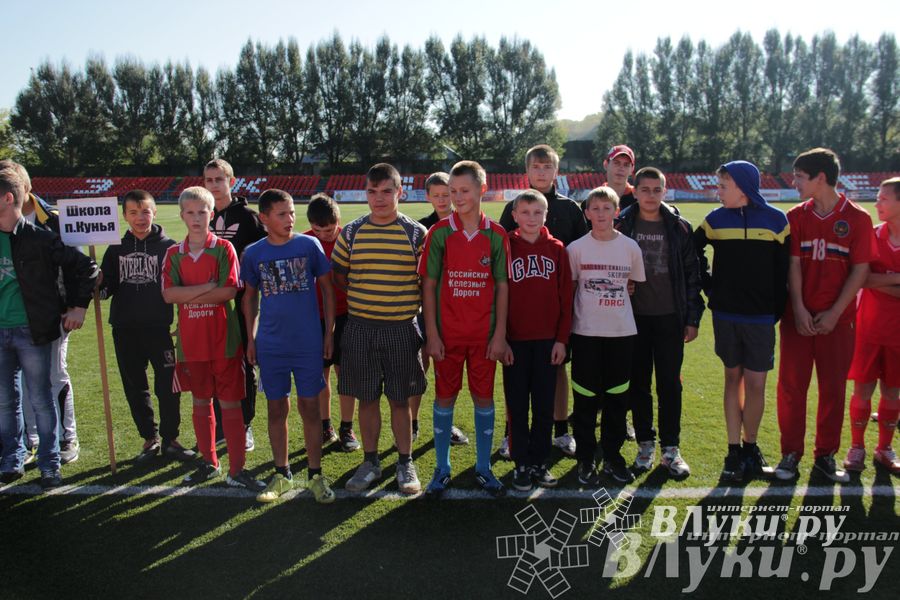 В Великих Луках стартовал открытый турнир по футболу