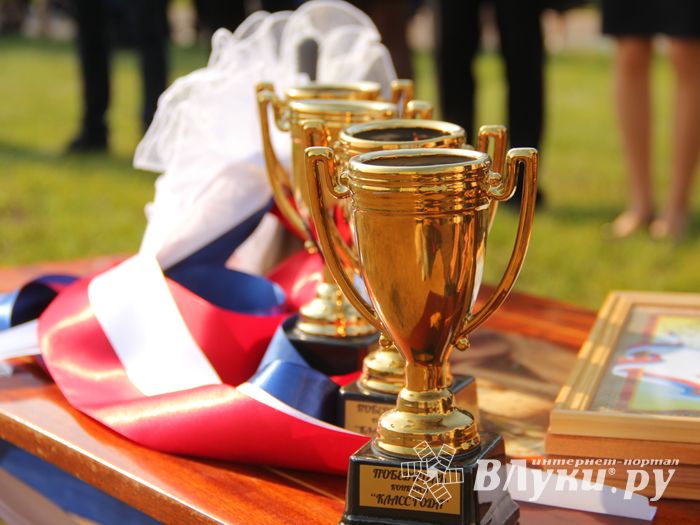 1 сентября в школах Великих Лук прошли Торжественные линейки (ФОТО)