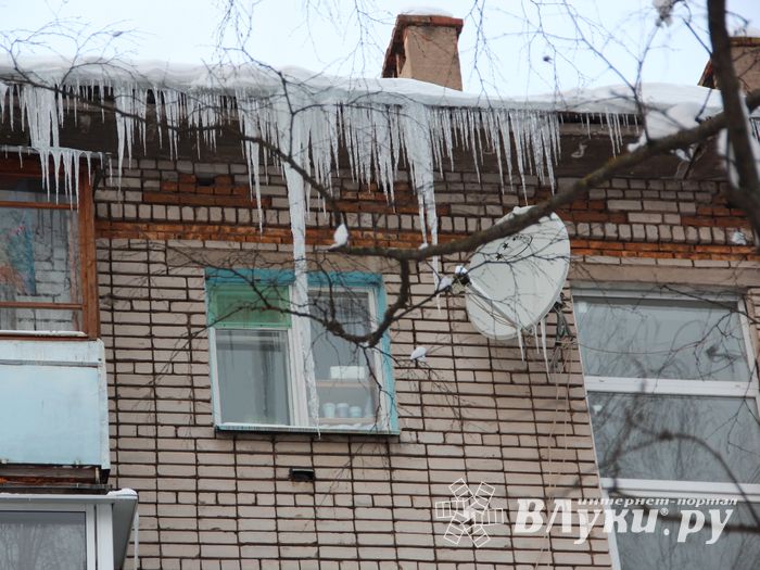 Сосульки в Великих Луках продолжают расти