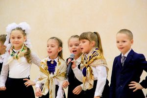 В Великих Луках поздравляют мам (ФОТО)
