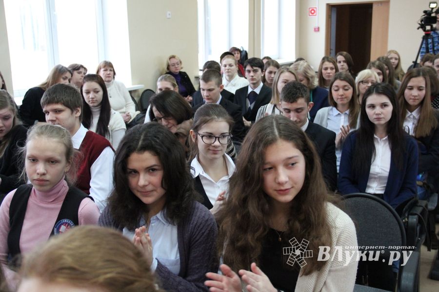 В Великих Луках наградили самых умных школьников 