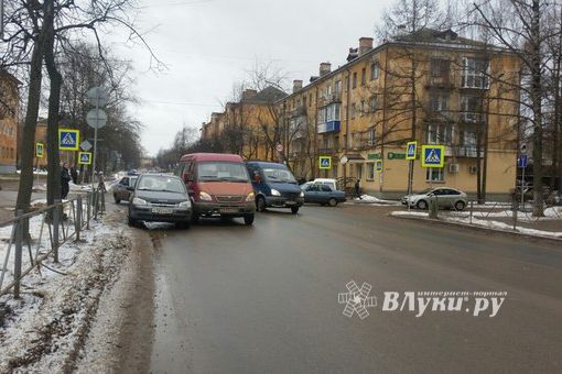 В Великих Луках столкнулись легковушка и маршрутка (фото)
