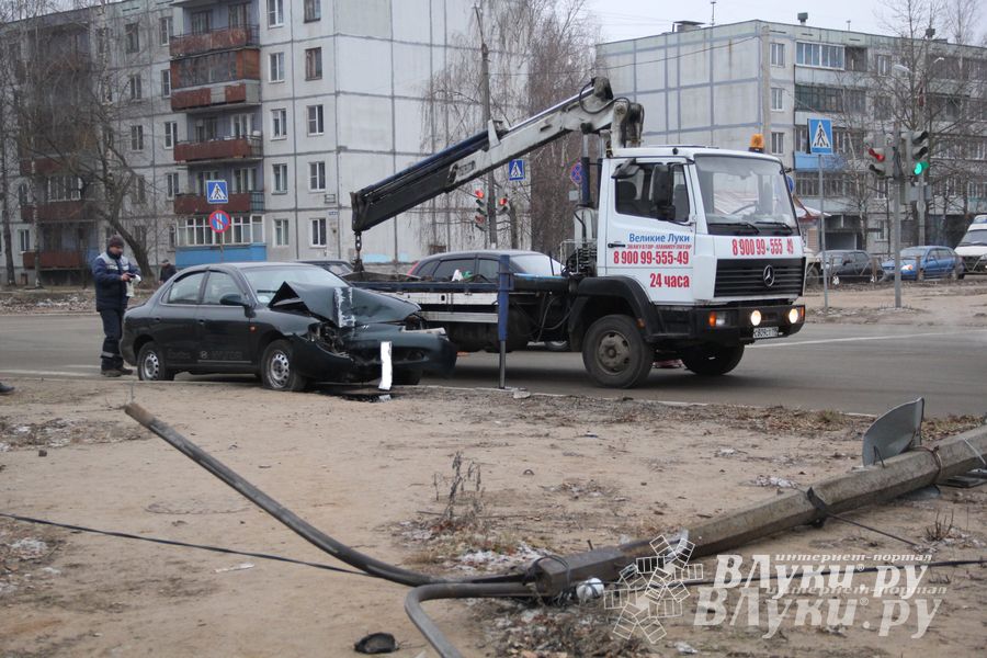 В Великих Луках пьяный водитель снес столб (фото)