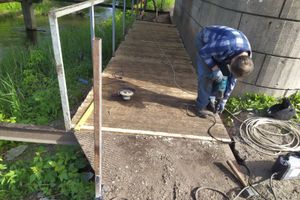 Мостик возле Лазавицкого переезда ремонтируют (ФОТО)