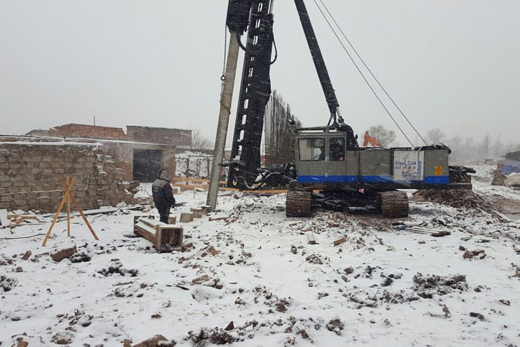 В Великих Луках продолжается строительство автодорожного путепровода с применением технологии зимнего бетонирования (ФОТО)