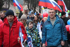 В Великих Луках прошло праздничное шествие (ФОТО)