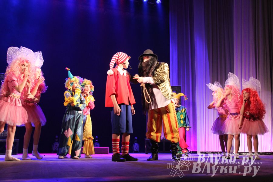 В городском ДК им. Ленина состоялась премьера музыкальной сказки «Буратино»