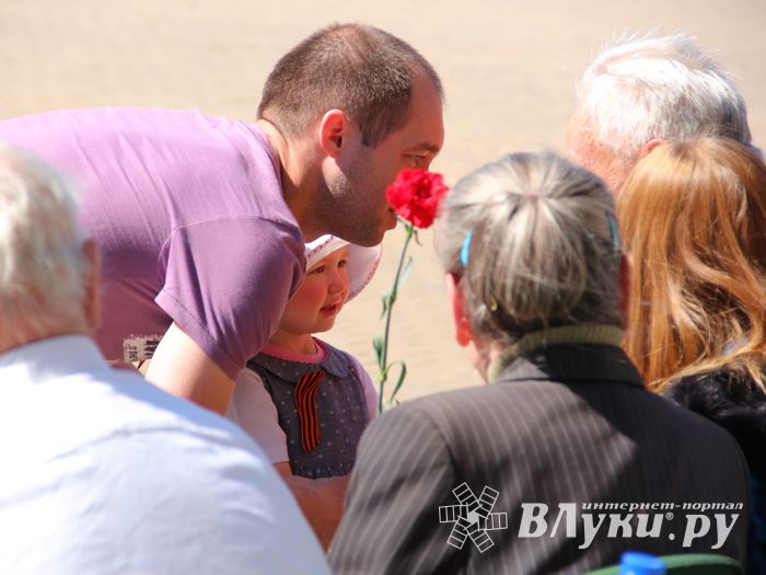 По центральному проспекту Великих Лук прошёл  «Бессмертный полк» (0+) (ФОТО)