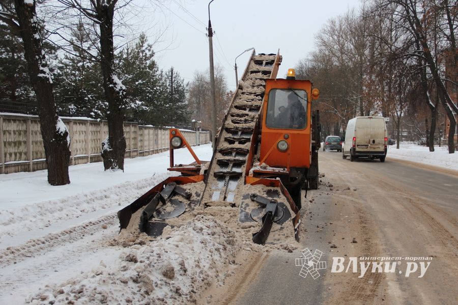 Улицы Великих Лук очищают от снега (ФОТО)
