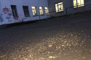 В Великих Луках возле детской поликлиники засыпали ямы (фото)