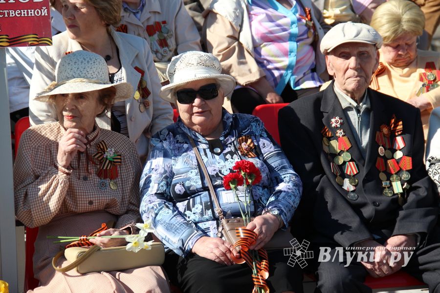 В Великих Луках прошел Парад Победы (ФОТО)