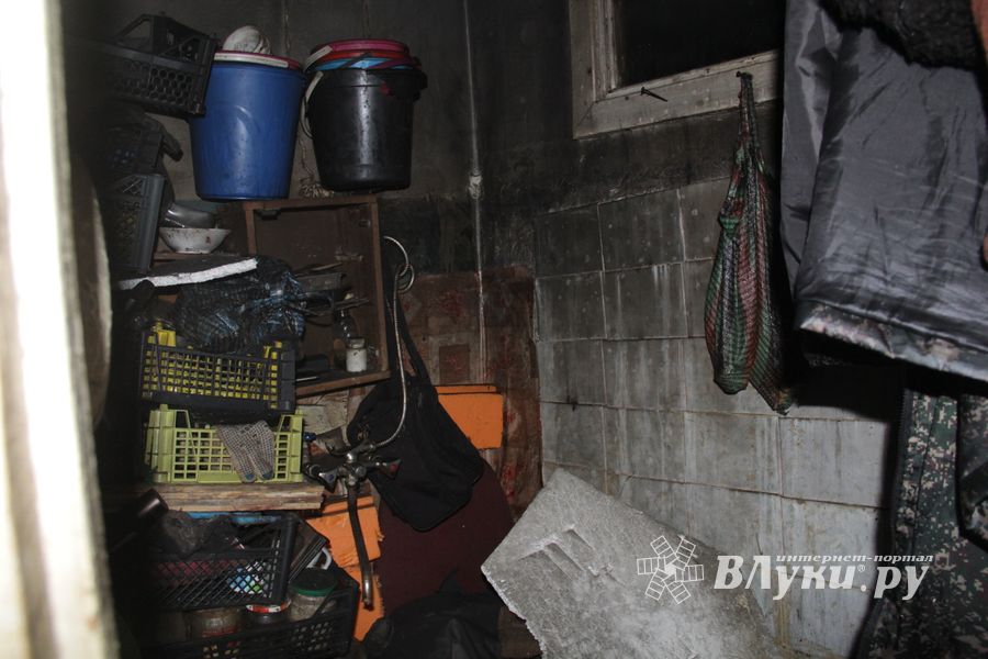 Фоторепортаж: пожар на Зверева в Великих Луках (ФОТО 18+)