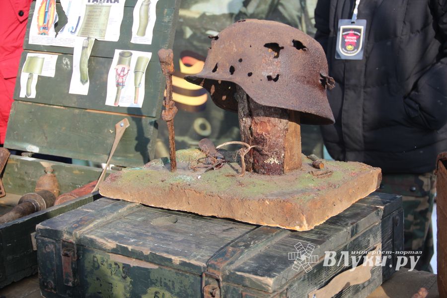 Великолучанам показывают армейскую технику и кормят кашей (6+) (ФОТО)