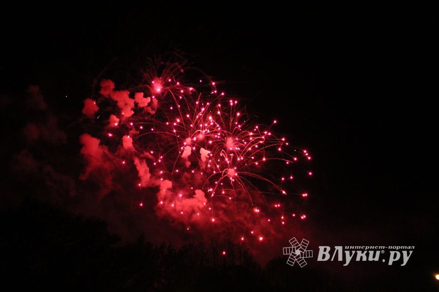 Салют в Великих Луках (ФОТО)