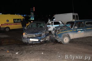 В Великих Луках столкнулись Опель и такси, есть пострадавшие (ФОТО)