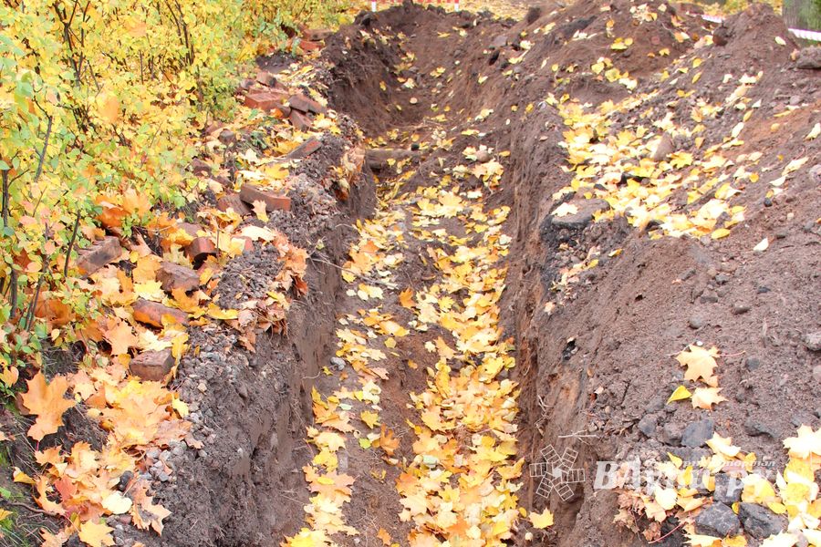 На ул. Тимирязева в Великих Луках идёт устранение «пробоя» (ФОТО)