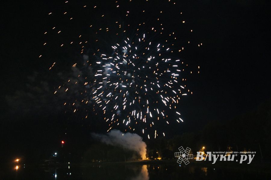 Огненные шоу состоялись над Ловатью (ФОТО)