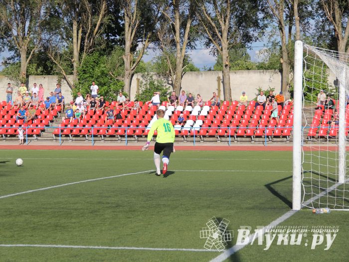 В Великих Луках состоялся матч Первенства СЗФО по футболу между командами «Луки-Энергия» и «Химик»