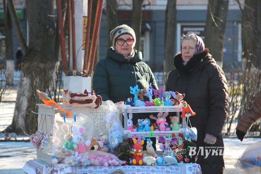 В Великих Луках широко отметили Масленицу (ФОТО)