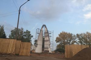 В Великих Луках продолжают реконструировать памятник в честь 800-летия города (фото)