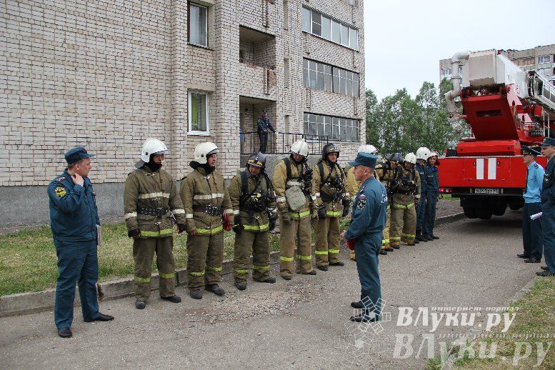 В Великих Луках прошли областные соревнования среди пожарных по спасению пострадавших