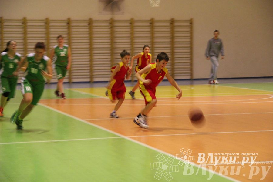 Интересный баскетбольный матч прошел в Великих Луках (фото)