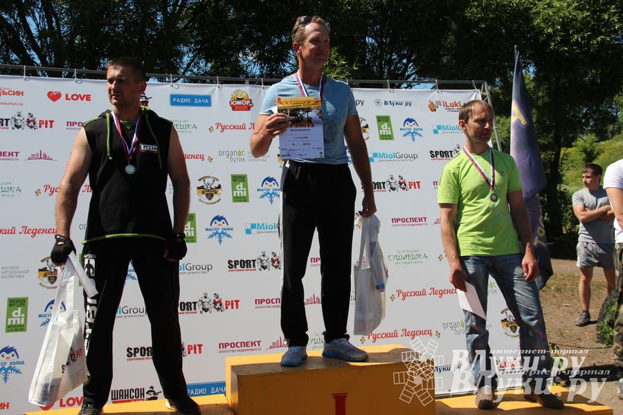 В Великих Луках состояли соревнования по подтягиванию на турнике (фото)