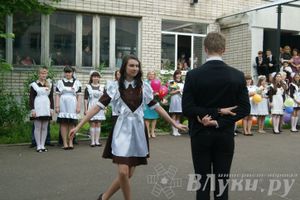 «Последний звонок» в школах Великих Лук