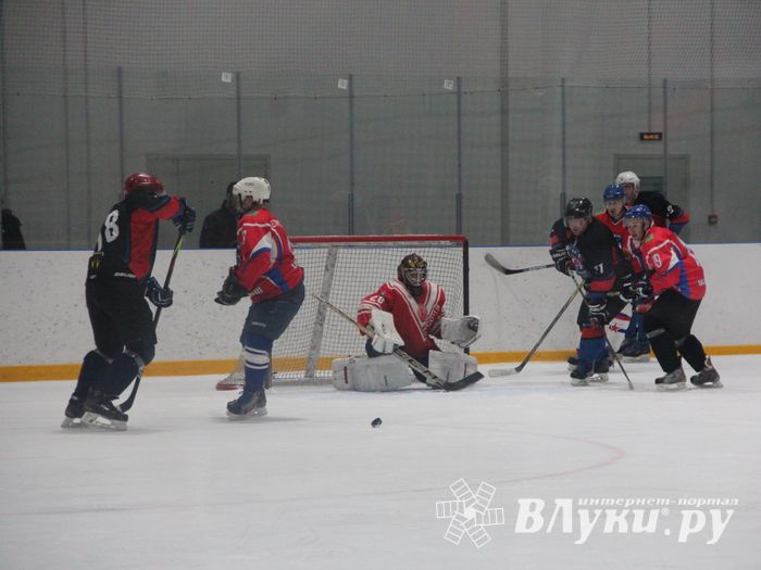 Памятный турнир по хоккею прошел в великолукском «Айсберге» (ФОТО)
