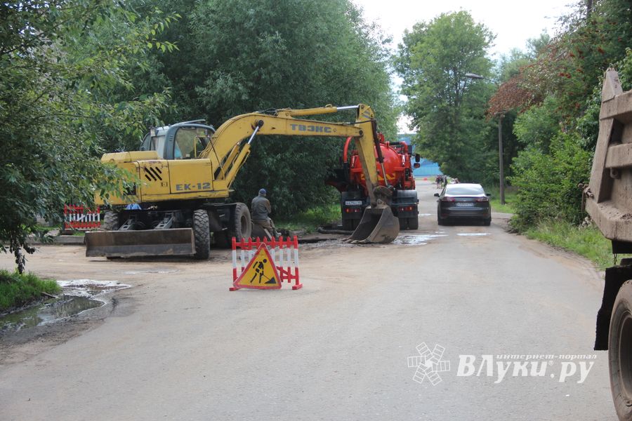Авария на водопроводе в Великих Луках пока не устранена (ФОТО)