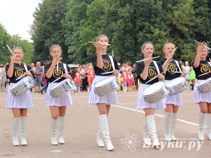 В Великих Луках проходит Международный фестиваль-конкурс среди мажореток и барабанщиц (ФОТО)