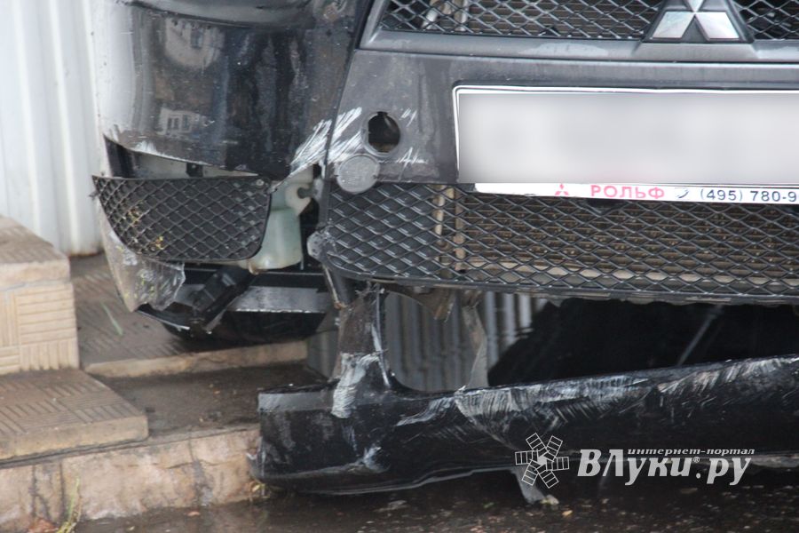 В Великих Луках автомобиль протаранил ограждение и «припарковался» на остановке (ФОТО)