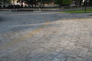 В Великих Луках продолжается реконструкция сквера на площади Калинина (фото)