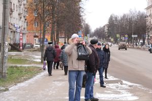 Негабаритный автопоезд вновь следует по улицам Великих Лук