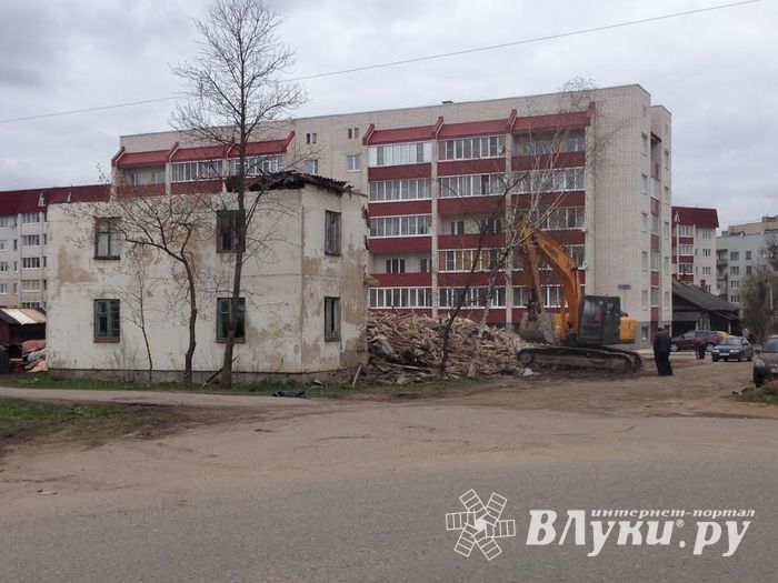 Фотофакт: в Великих Лук сносят дом 
