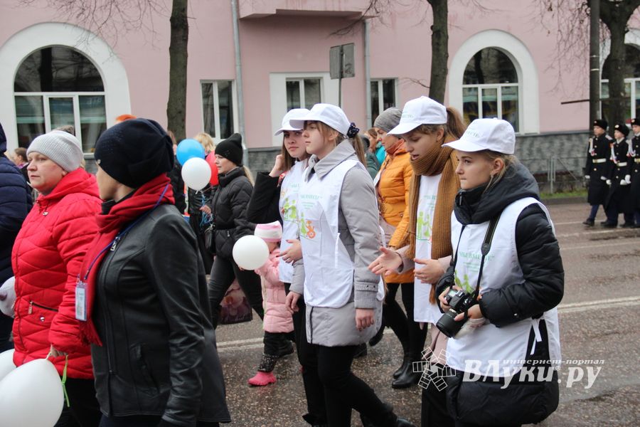 В Великих Луках прошло праздничное шествие (ФОТО)